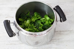 Preparazione Crema di broccoli al latte di cocco - Fase 1