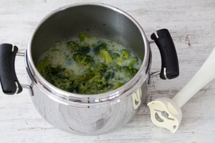 Preparazione Crema di broccoli al latte di cocco - Fase 2 Preparazione Crema di broccoli al latte di cocco - Fase 2