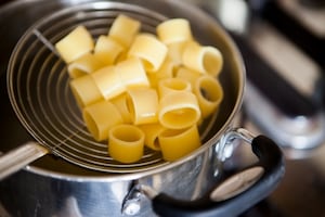 Preparazione Pacòte con crema di castagne, funghi chiodini ed erba cipollina  - Fase 3