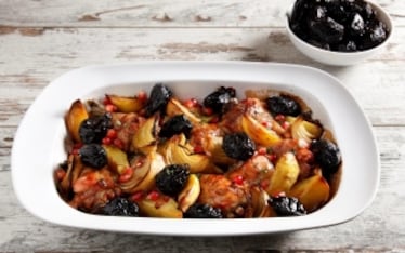 Pollo con patate, melagrana e prugne