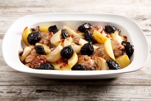 Preparazione Pollo con patate, melagrana e prugne - Fase 2