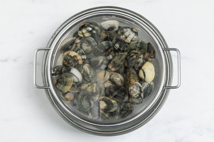Preparazione Spaghetti alle vongole - Fase 2 Preparazione Spaghetti alle vongole - Fase 2