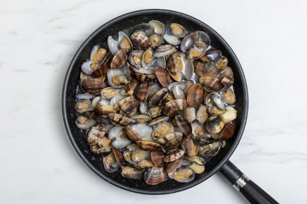 Preparazione Spaghetti alle vongole - Fase 3 Preparazione Spaghetti alle vongole - Fase 3