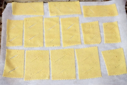 Preparazione Chiacchiere al forno - Fase 3 Preparazione Chiacchiere al forno - Fase 3