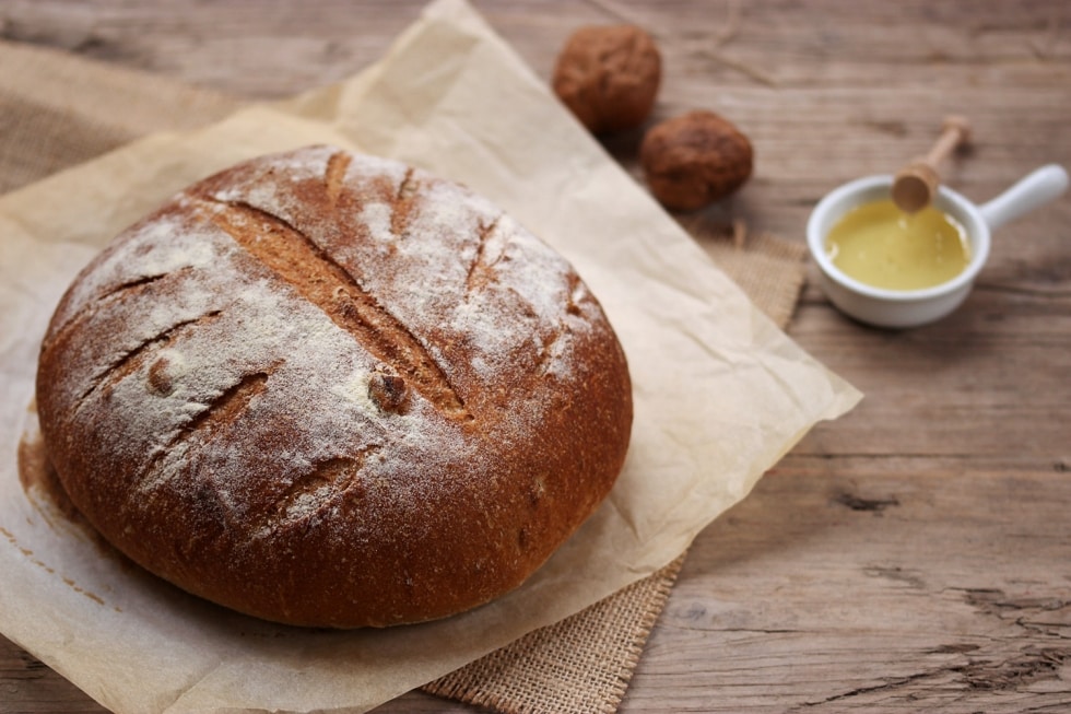 Pane semi integrale alle noci ricetta