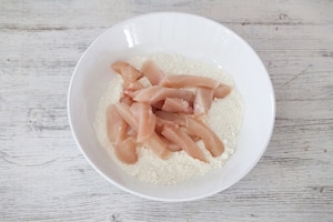 Preparazione Straccetti di pollo al limone, miele e rosmarino - Fase 1