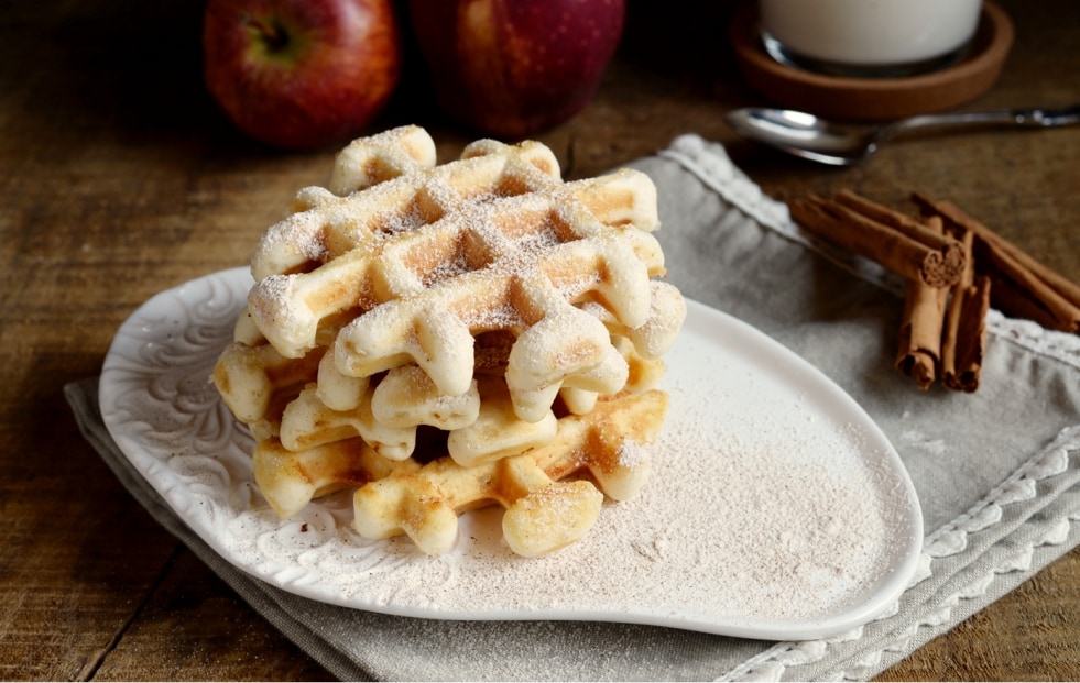 Waffle con mele e cannella ricetta