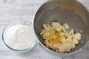 Preparazione Biscotti uovo di Pasqua - Fase 1