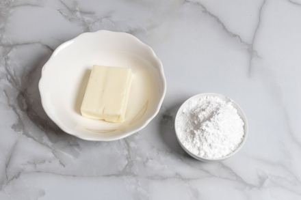 Preparazione Caprese al cacao con gocce di cioccolato fondente - Fase 1 Preparazione Caprese al cacao con gocce di cioccolato fondente - Fase 1