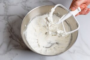 Preparazione Caprese al cacao con gocce di cioccolato fondente - Fase 1