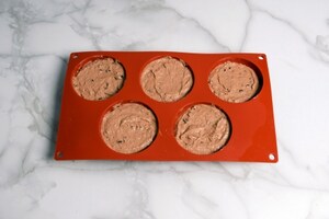 Preparazione Caprese al cacao con gocce di cioccolato fondente - Fase 4