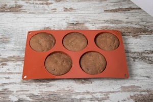 Preparazione Caprese al cacao con gocce di cioccolato fondente - Fase 4