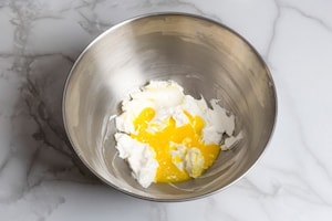 Preparazione Caprese al cacao con gocce di cioccolato fondente - Fase 2