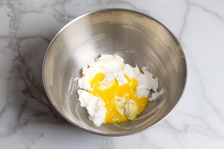 Preparazione Caprese al cacao con gocce di cioccolato fondente - Fase 2 Preparazione Caprese al cacao con gocce di cioccolato fondente - Fase 2