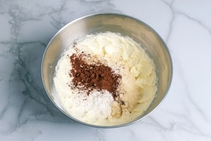 Preparazione Caprese al cacao con gocce di cioccolato fondente - Fase 2