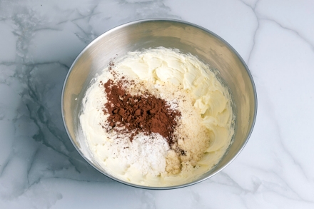 Preparazione Caprese al cacao con gocce di cioccolato fondente - Fase 2 Preparazione Caprese al cacao con gocce di cioccolato fondente - Fase 2