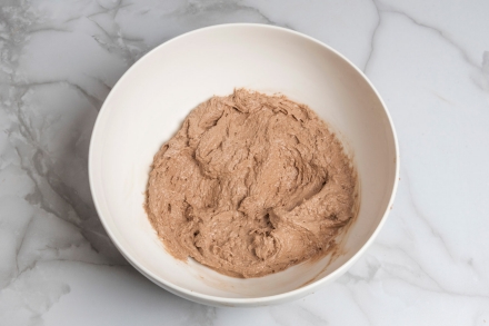 Preparazione Caprese al cacao con gocce di cioccolato fondente - Fase 3 Preparazione Caprese al cacao con gocce di cioccolato fondente - Fase 3