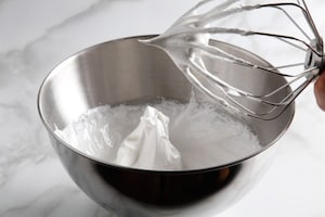 Preparazione Charlotte con meringa e crema pasticciera al cardamomo - Fase 1