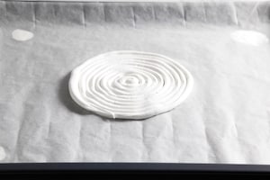 Preparazione Charlotte con meringa e crema pasticciera al cardamomo - Fase 1