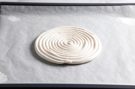 Preparazione Charlotte con meringa e crema pasticciera al cardamomo - Fase 2 Preparazione Charlotte con meringa e crema pasticciera al cardamomo - Fase 2
