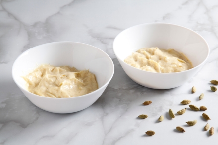 Preparazione Charlotte con meringa e crema pasticciera al cardamomo - Fase 2 Preparazione Charlotte con meringa e crema pasticciera al cardamomo - Fase 2