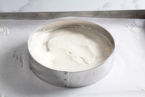 Preparazione Charlotte con meringa e crema pasticciera al cardamomo - Fase 5