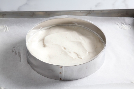 Preparazione Charlotte con meringa e crema pasticciera al cardamomo - Fase 5 Preparazione Charlotte con meringa e crema pasticciera al cardamomo - Fase 5
