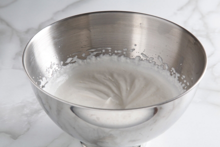 Preparazione Charlotte con meringa e crema pasticciera al cardamomo - Fase 3 Preparazione Charlotte con meringa e crema pasticciera al cardamomo - Fase 3