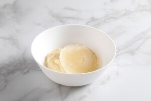 Preparazione Charlotte con meringa e crema pasticciera al cardamomo - Fase 3