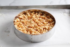 Preparazione Charlotte con meringa e crema pasticciera al cardamomo - Fase 6