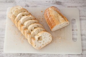 Preparazione French toast con pane e fragole - Fase 1