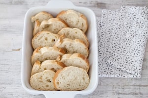 Preparazione French toast con pane e fragole - Fase 1