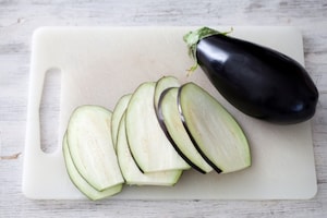 Preparazione Involtini di melanzane, ricotta e noci - Fase 1