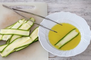 Preparazione Involtini di zucchine con pancetta e fontina - Fase 1