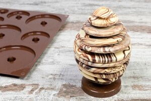 Preparazione Uovo di cioccolato marmorizzato - Fase 4