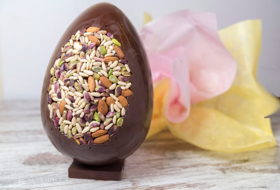 Uovo di Pasqua al cioccolato fondente e frutta secca ricetta