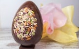 Uovo di Pasqua al cioccolato fondente e frutta secca