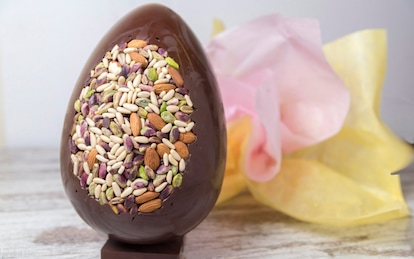 Uovo di Pasqua al cioccolato fondente e frutta secca