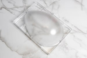 Preparazione Uovo di Pasqua al cioccolato fondente e frutta secca - Fase 1