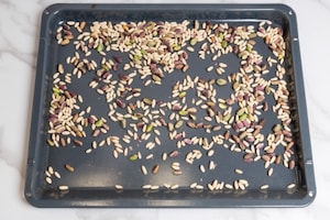 Preparazione Uovo di Pasqua al cioccolato fondente e frutta secca - Fase 1