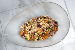 Preparazione Uovo di Pasqua al cioccolato fondente e frutta secca - Fase 3