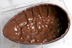 Preparazione Uovo di Pasqua al cioccolato fondente e frutta secca - Fase 3