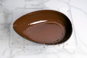 Preparazione Uovo di Pasqua al cioccolato fondente e frutta secca - Fase 4