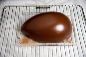 Preparazione Uovo di Pasqua al cioccolato fondente e frutta secca - Fase 4