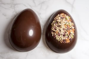 Preparazione Uovo di Pasqua al cioccolato fondente e frutta secca - Fase 5