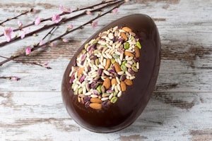 Preparazione Uovo di Pasqua al cioccolato fondente e frutta secca - Fase 5