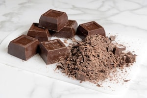 Preparazione Uovo di Pasqua al cioccolato fondente e frutta secca - Fase 2