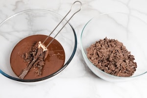 Preparazione Uovo di Pasqua al cioccolato fondente e frutta secca - Fase 2