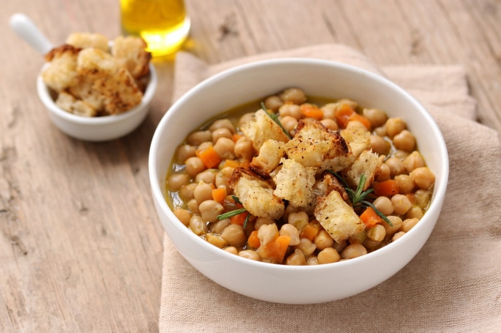 Zuppa di ceci e cipollotti con crostini di pane all'olio ricetta