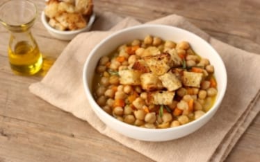 Zuppa di ceci e cipollotti con crostini di pane all'olio